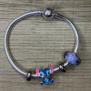 Original Pandora bracelet. In play with 2 spectacular charms + original bag.